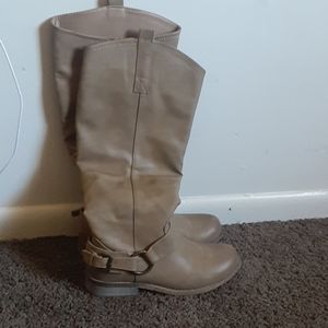 Cream/tan winter boots